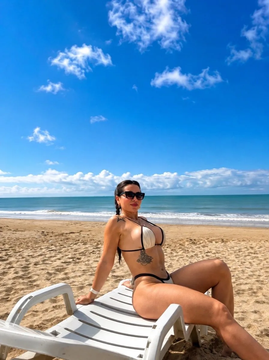 Anna Paulla Alves em um dia de sol diante do mar em Trancoso