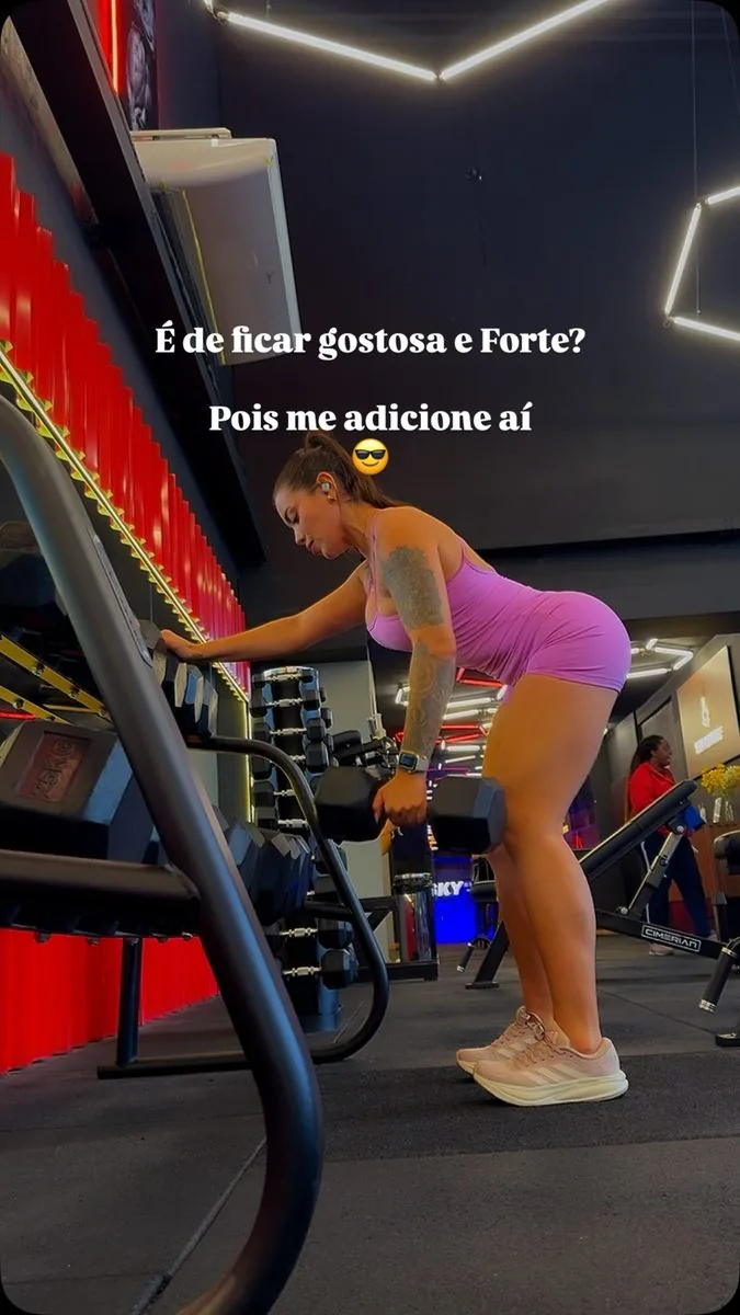 Anna Paulla Alves treinando com halter em uma academia