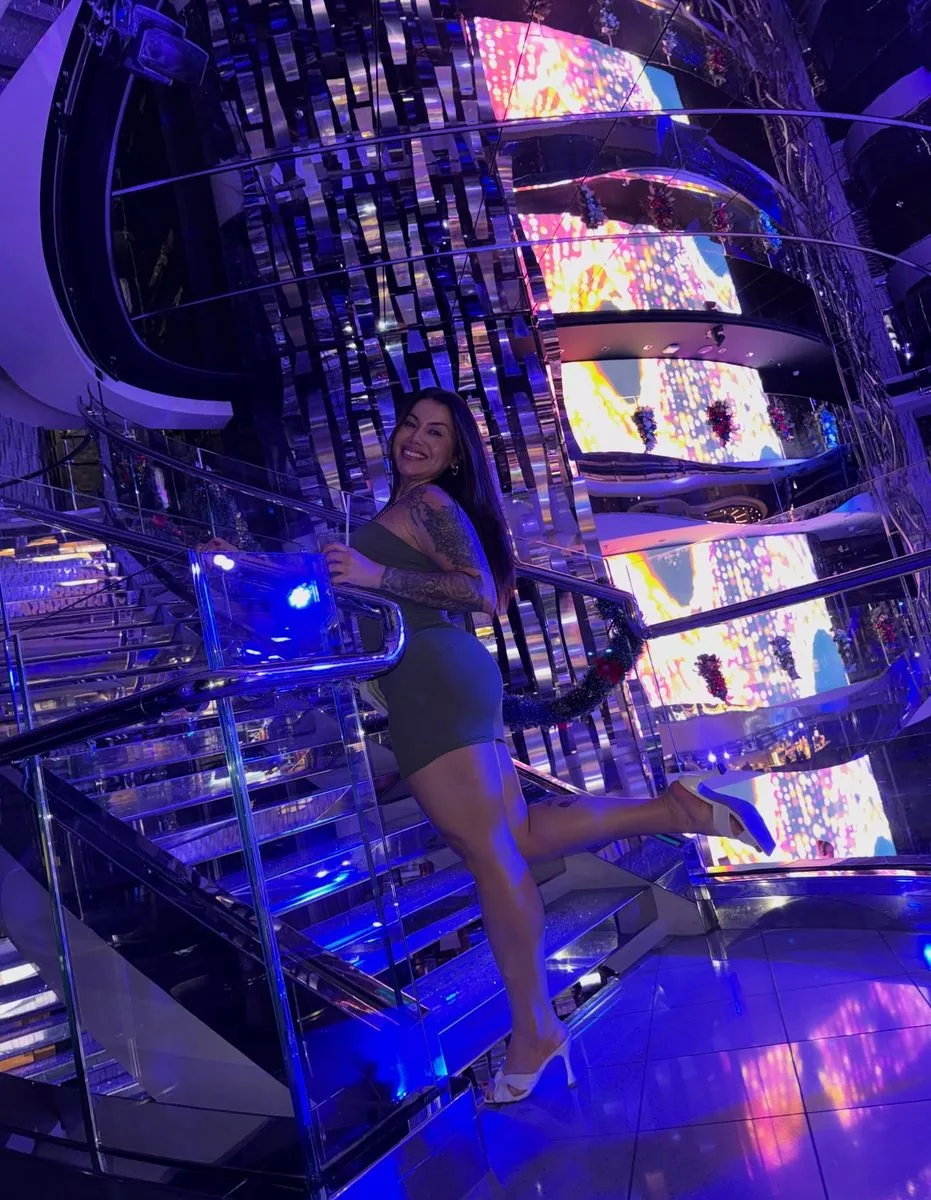 Anna Paulla Alves em uma viagem, cercada por luzes azuis e roxas