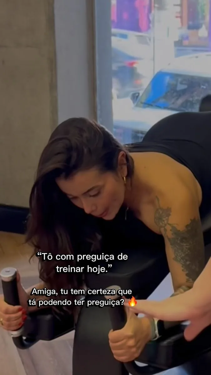Anna Paulla Alves em conteúdo bem-humorado durante um treino