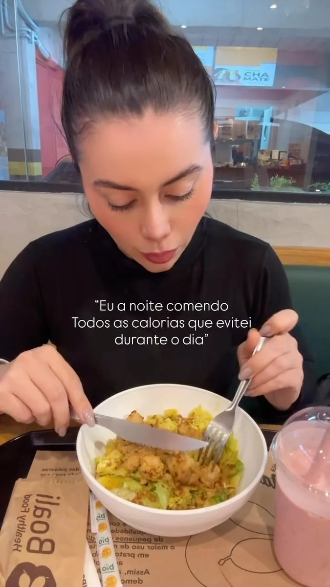 Anna Paulla Alves durante uma refeição em conteúdo sobre rotina e alimentação